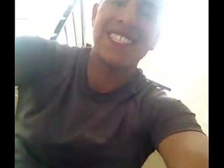 Soldado mostrando la pija