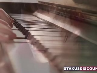 Pianist enjoys sucking meaty penis