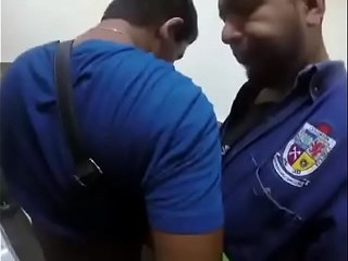 Rapaz d&aacute; o cu a pedreiro no banheiro p&uacute;blico do shopping